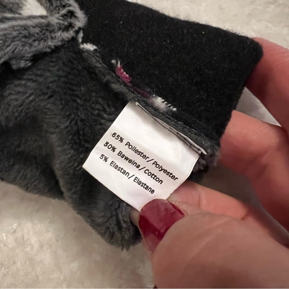 Scottish Tartan Pom Pom Gloves Black Gray Pink Plaid New Without Tags - Picture 5 of 5